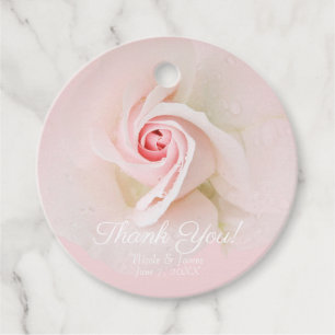 Mooie zachte roze natte roos elegante bruidsdouche bedankjes labels