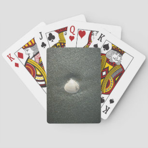Mooie Zeeschelp in het Zand: Een Zout Aandenken Pokerkaarten