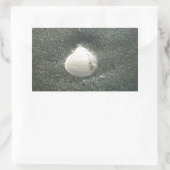 Mooie zeeschelp in het zand: een zout souvenir rechthoekige sticker (Tas)