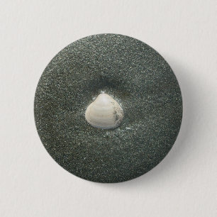 Mooie zeeschelp in het zand: een zout souvenir ronde button 5,7 cm