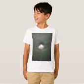 Mooie zeeschelp in het zand: een zout souvenir t-shirt (Voorkant volledig)