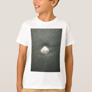 Mooie zeeschelp in het zand: een zout souvenir t-shirt