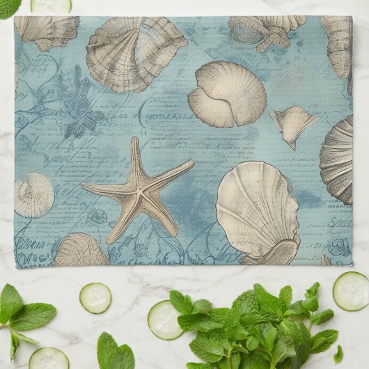 Mooie  zeeschelpen in blauw theedoek (Gevouwen)