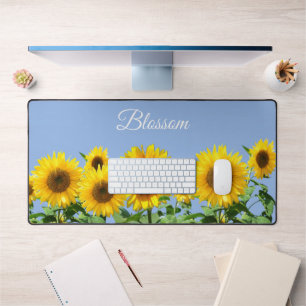 Mooie zonnebloemen en tekst op luchtblauw bureaumat
