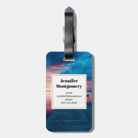 Mooie zonsondergang op een rustig meer bagagelabel (Achterkant verticaal)