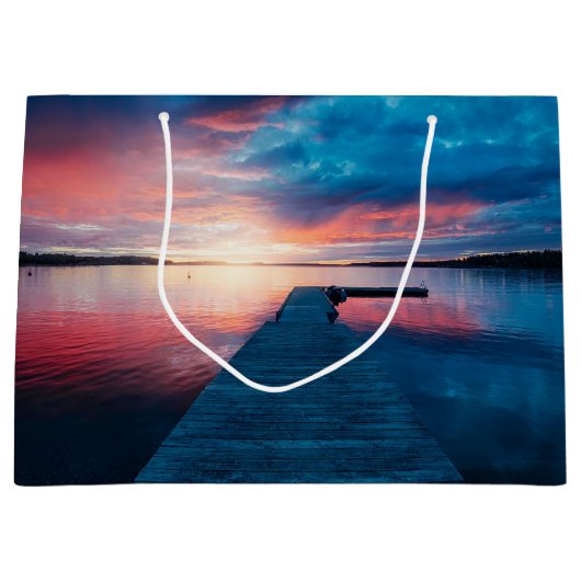 Mooie zonsondergang op een rustig meer groot cadeauzakje (Voorkant)