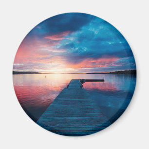 Mooie zonsondergang op een rustig meer magneet