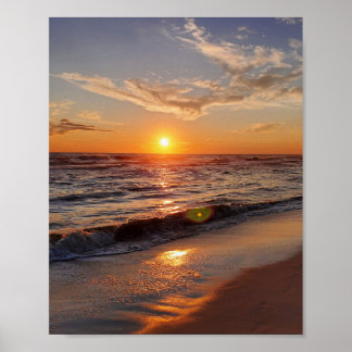 Mooie zonsondergang op het strand poster