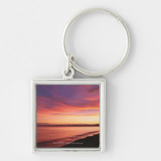 Mooie zonsondergang op het strand sleutelhanger