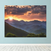 Mooie zonsondergang over de bergen canvas afdruk (Insitu (Houten vloer))