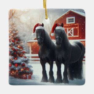 Mooie zwarte paarden, kerstboom en schuur keramisch ornament