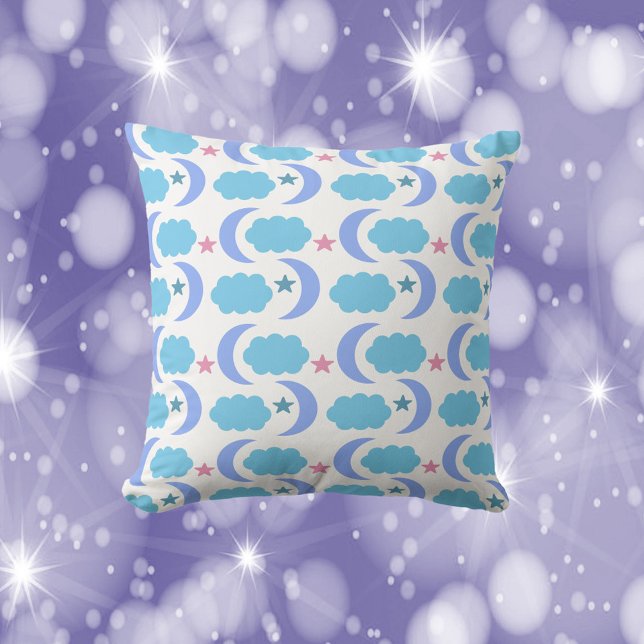 Moon Cloud Stars Pattern Paarse Blue Kussen (A throw pillow with a moon, cloud and star pattern done in blue, purple and pink.)