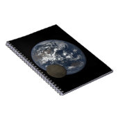 Moon die zich voor het afbeelding van aarde DSCOVR Notitieboek (Rechterzijde)