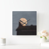 Moon rijdt achter het dak vierkante klok (Huis)