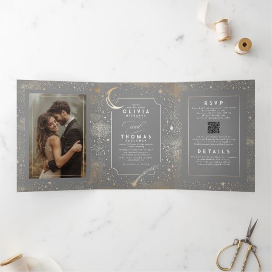 Moon Stars Celestial Grijs en Goud Trouwfoto Drieluik Uitnodiging (Binnen)