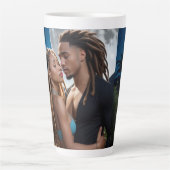 Moonlight Couple Love Mug – Romantic Digital Art Latte Mok (Voorkant)