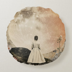 Moonlit Elegance - Uitzicht van de vrouw met maan Rond Kussen