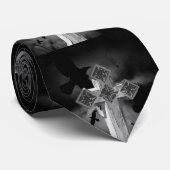 Moonlit GraveYard Gothic Cross met Krogen Stropdas (Opgerold)