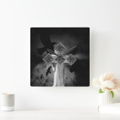 Moonlit GraveYard Gothic Cross met Krogen Vierkante Klok (Huis)