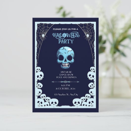 Moonlit Mayhem: een blauwe en zwarte Halloween Kaart (Staand voorkant)