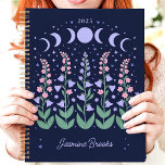 Moonlit Moon Phase Garden 2025 Nom personnalisé<br><div class="desc">S'évader dans un jardin illuminé par la lune où les rêves fleurissent sous la lumière céleste. Ce planificateur enchanteur, orné de phases de lune et de fleurs en fleurs, vous invitation à planifier votre année sous les étoiles. Imaginez-vous en train de relever vos aspirations et vos rendez-vous au milieu de...</div>