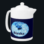 Moose urbaine<br><div class="desc">Image bleue et blanche d'un orignal de vache en milieu urbain en hiver. Les orignaux sont des résidents de nombreuses collectivités de l'Alaska qui vivent toute l'année. Ici à Anchorage il y a environ 1500 animaux, ainsi que des loups, des ours bruns et d'autres animaux sauvages.Ils sont généralement bien élevés....</div>