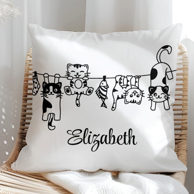 Moppige Hangende Kittens Aangepaste Naam Kussen (Cute Hanging Kittens Custom Name Throw Pillow in a sunny boho neutral rattan chair.)