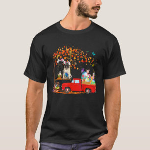 Mops draagt konijnenoren rode vrachtwagen met eier t-shirt
