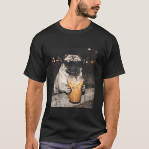 Mops Drinkt IJskoude Koffie Grappige Hondenmeme T-shirt