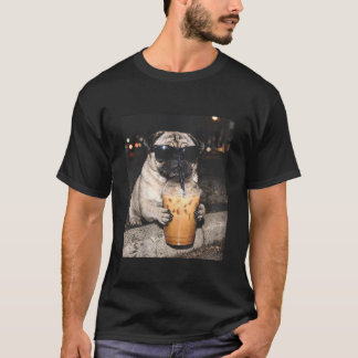 Mops Drinkt IJskoude Koffie Grappige Hondenmeme T-shirt