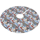 Mopshond loopt in de sneeuw met kerst Pet Kerstboom Rok (Gekanteld)