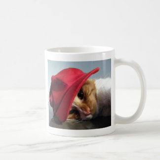 Mopshondje met rode pet mok