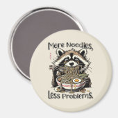 More noodles less problems raccoon eating ramen magneet (Voorkant / Achterkant)