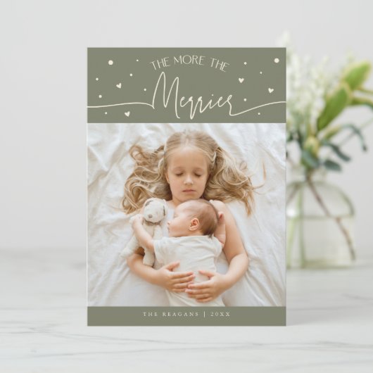 More The Merrier Christmas Sage Green Photo Birth Aankondiging (Staand voorkant)