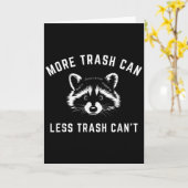 More Trash Can, Less Trash Can't - Funny Raccoon Kaart (Gele Bloem)
