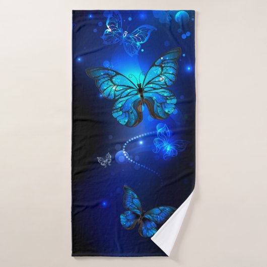 Morpho Butterfly in de donkere achtergrond Badhanddoek (Badhanddoek)