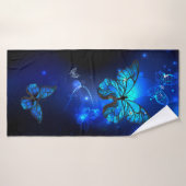 Morpho Butterfly in de donkere achtergrond Badhanddoek (Badhanddoek)