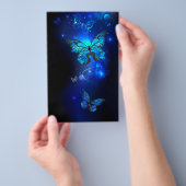 Morpho Butterfly in de donkere achtergrond Flyer (Hand)