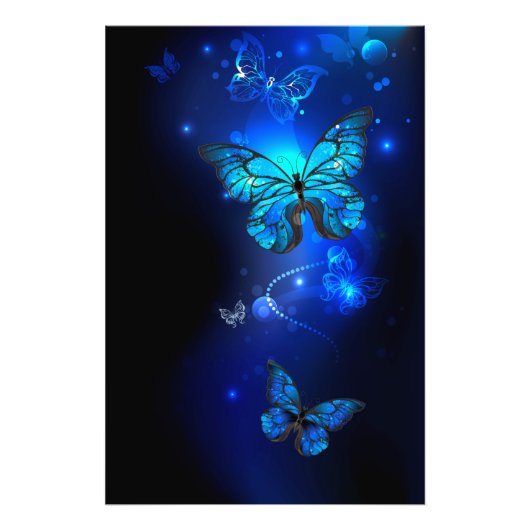 Morpho Butterfly in de donkere achtergrond Foto Afdruk (Voorkant)