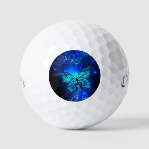 Morpho Butterfly in de donkere achtergrond Golfballen
