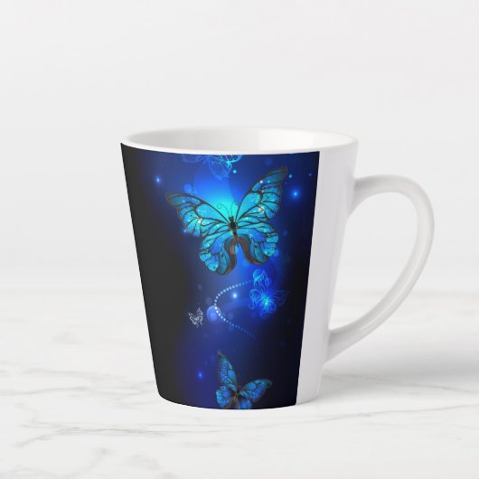 Morpho Butterfly in de donkere achtergrond Latte Mok (Rechts)
