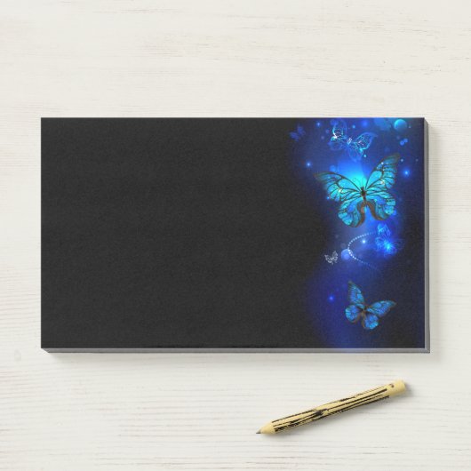 Morpho Butterfly in de donkere achtergrond Post-it® Notes (Op bureau)