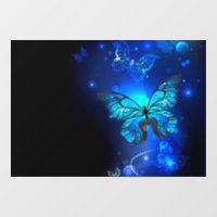 Morpho Butterfly in de donkere achtergrond