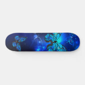 Morpho Butterfly in de donkere achtergrond Skateboard (Horizontaal)
