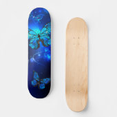Morpho Butterfly in de donkere achtergrond Skateboard (Voorkant)