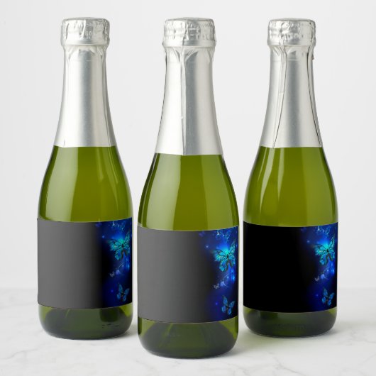 Morpho Butterfly in de donkere achtergrond Sparkling Wijnetiket (Flessen)