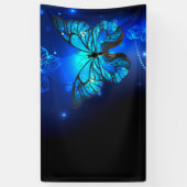 Morpho Vlinder in de Donkere Achtergrond Spandoek (Verticaal)