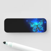 Morpho Vlinder op Donkere Achtergrond Naamplaatje (In situ)