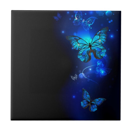 Morpho Vlinder op Donkere Achtergrond Tegeltje (Voorkant)
