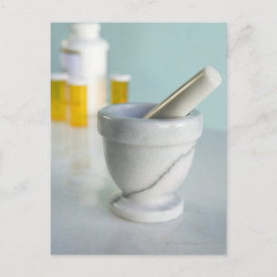 Mortar en pestle, pil flessen op achtergrond briefkaart
